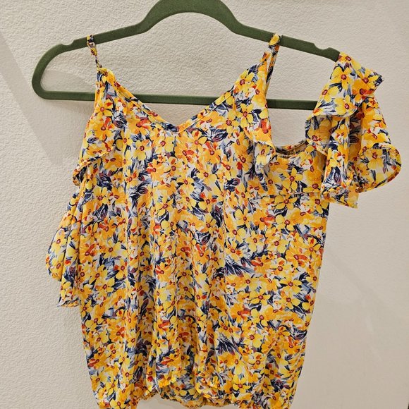 Cold Shoulder flouncy top - Picture 3 of 4